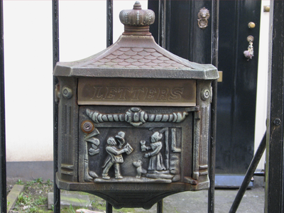 908452 Afbeelding van een (Engelse?) metalen mailbox, bevestigd aan het hek voor het pand Mariahoek 12 te Utrecht, met ...
